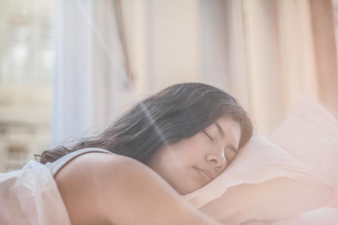 a woman sleeping soundly, knowing how to design a sleep-friendly bedroom